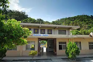 宜蘭線鐵路擴建工程時改建的龜山站站房，1984年5月竣工。