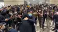 被告家屬在法院地下與天水連線成員林進相擁痛哭