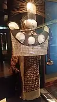 博物館展出的塔希提帕雷（Tahitian Parae）或首席哀悼者服裝