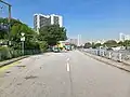 大樹下西路與大旗嶺路交界，前方建築物為保良局李兆基青年綠洲