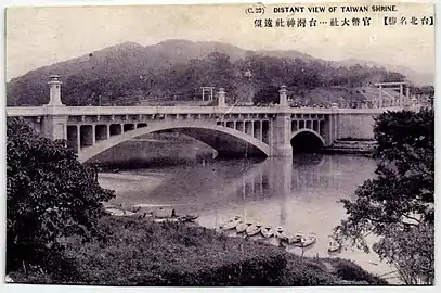 第二代明治橋：上承式鋼筋混凝土開腹式拱橋。