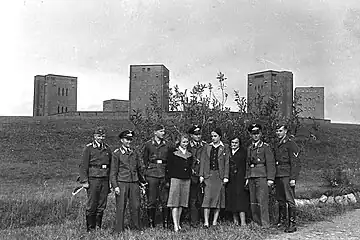 1944年纪念碑前合影的德国空军官兵和女子