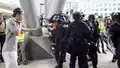 立法會議員許智峯到場調停，呼籲警方不要進入商場範圍清場