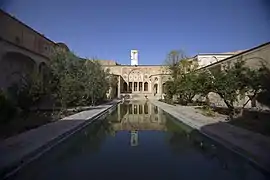 布鲁杰迪之家的庭院。