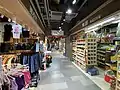 街市乾貨區，設鮮花水族、東南亞食品、單剪理髮及衣服店等