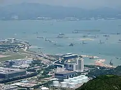 開始興建的香港口岸人工島，可看到不浚挖式填海法所採用的鋼桶（2013年8月）