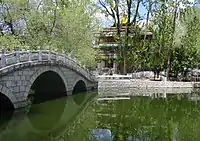 禄康及其南侧的石桥
