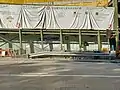 喜瑤樓地盤工程告示板的右半部。內附有此樓宇的樓宇類型，可見此樓宇是非標準設計大廈（T型）（2021年11月）