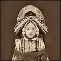 西藏重孜代本帕拉夫人像。1879年攝。收入薩拉特·錢德拉·達斯書中。現藏倫敦皇家地理學會。