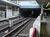 閘口附近有新宿方向隧道入口