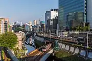 從聖橋望向御茶之水站。車站位於草太住處附近，圖下方處緊鄰神田川的地鐵丸之內線隧道内亦發生蚯蚓動盪（）。