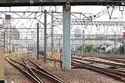 東海道貨物線與高島線的分岔點。京急本線花月園前站附近通往左側地下隧道的路線是東海道貨物線，地面路線是高島線（公道上攝）。