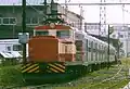 ED402牽引東急7700系電動列車進入舊十和田市站，7700系準備在線內服役。（2001年）