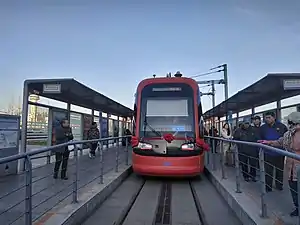 停靠在桃仙机场站的6号线列车，先开启右侧车门下客，再开启左侧车门上客