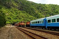 在枋野站進行列車交會