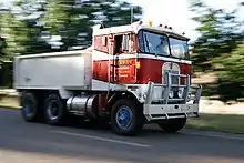 卡車和相機在曝光期間皆移動。因為移動相機或搖動鏡頭來固定指向卡車駕駛座旁的門，所以地面看起像往卡車後方移動。