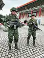 2014年黃埔建軍九十週年紀念大會，陸軍人才募集攤位前兩名著用新式數位迷彩服的士兵