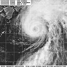衛星影像顯示日本以南一正在減弱的颱風。風眼大部分被雲層覆蓋,大部分雲層延伸到中心的北部。