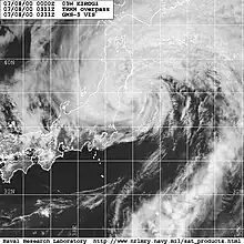 衛星影像顯示位於日本東岸近海、正在減弱的熱帶氣旋,幾乎轉變成溫帶氣旋。該系統具有典型的非熱帶逗號形結構,風暴中心的雲層逐漸減少。