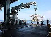 劉易斯·B·普勒號在演習中收回Mark-105掃雷系統