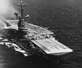 1967年，反潛航母胡蜂號在外海執勤。八架S-2反潛機預備起飛，其中兩架已在彈射器上，蓄勢待發。