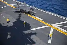 美國海軍陸戰隊航空兵的F-35B戰鬥機停放出云级直升机护卫舰上，攝於2021年10月