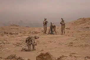 2018 年 10 月 11 日，海軍陸戰隊 M252 迫擊砲兵部署在敘利亞幼發拉底河流域中部懸崖邊