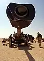 兩個主輪間砲架下方圓盤就是砲座，行軍時放置於砲腳架上。