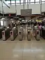 上水站遭到破壞的閘機和顯示屏