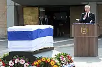2014年1月13日，前以色列总理沙龙在耶路撒冷举行国葬时，美国副总统乔·拜登发表演讲。