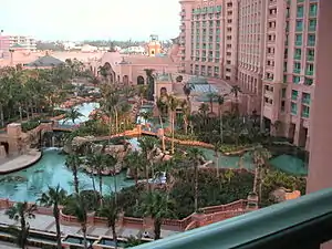 從皇家堡塔房間俯看龐大地底水族館露出地面的一部分