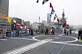 遊客從巡防艦班超（PFG2-1108）艦尾進入巡防艦西寧（PFG-1203）直昇機甲板，後方是濟陽級巡防艦蘭陽號（FFG-935），遠方東一號碼頭是電纜敷設船Durable。