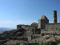 城镇全景，由黑石建筑组成