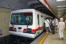 第一次改造前的S428号车组停靠在王府井站（2007年8月）