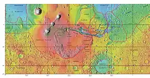 火星轨道器激光高度计地形图显示的代达利亚高原和其他区域的边界，颜色表示高程 。