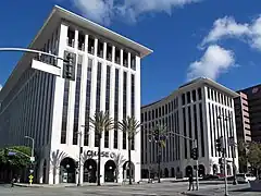 駐洛杉磯臺北經濟文化辦事處所在大廈（左）