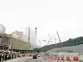 建築中黃竹坑站（左）及南港島綫車廠（右）（2013年12月）