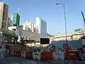 建築中黃竹坑站（左）及南港島綫車廠（右）（2014年10月）