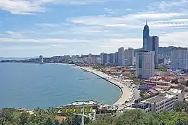 烟台市，位于山东省东北部渤海海滨，山东省第五大城市，华北地区第九大城市，中国第四十九大城市。