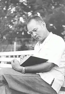 身穿休闲装写笔记的叶剑英,摄于1949年上海战役结束后