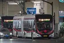 中国上海，延安路中运量公交系统使用的宇通客車ZK5180A型