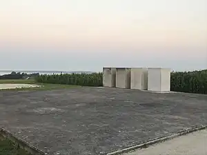 2023年的时间金字塔，四个混凝土块矗立在基石上