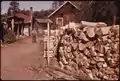 1973年在大駝鹿地區（英语：）等待出售的成堆木材