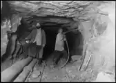 1910年代鑿岩機圖例（II）：以鑿岩機開挖中的瑞士聯邦鐵路豪恩斯坦基線隧道（Hauenstein-Scheiteltunnel）。